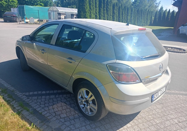 Opel Astra cena 16500 przebieg: 229000, rok produkcji 2010 z Ropczyce małe 154